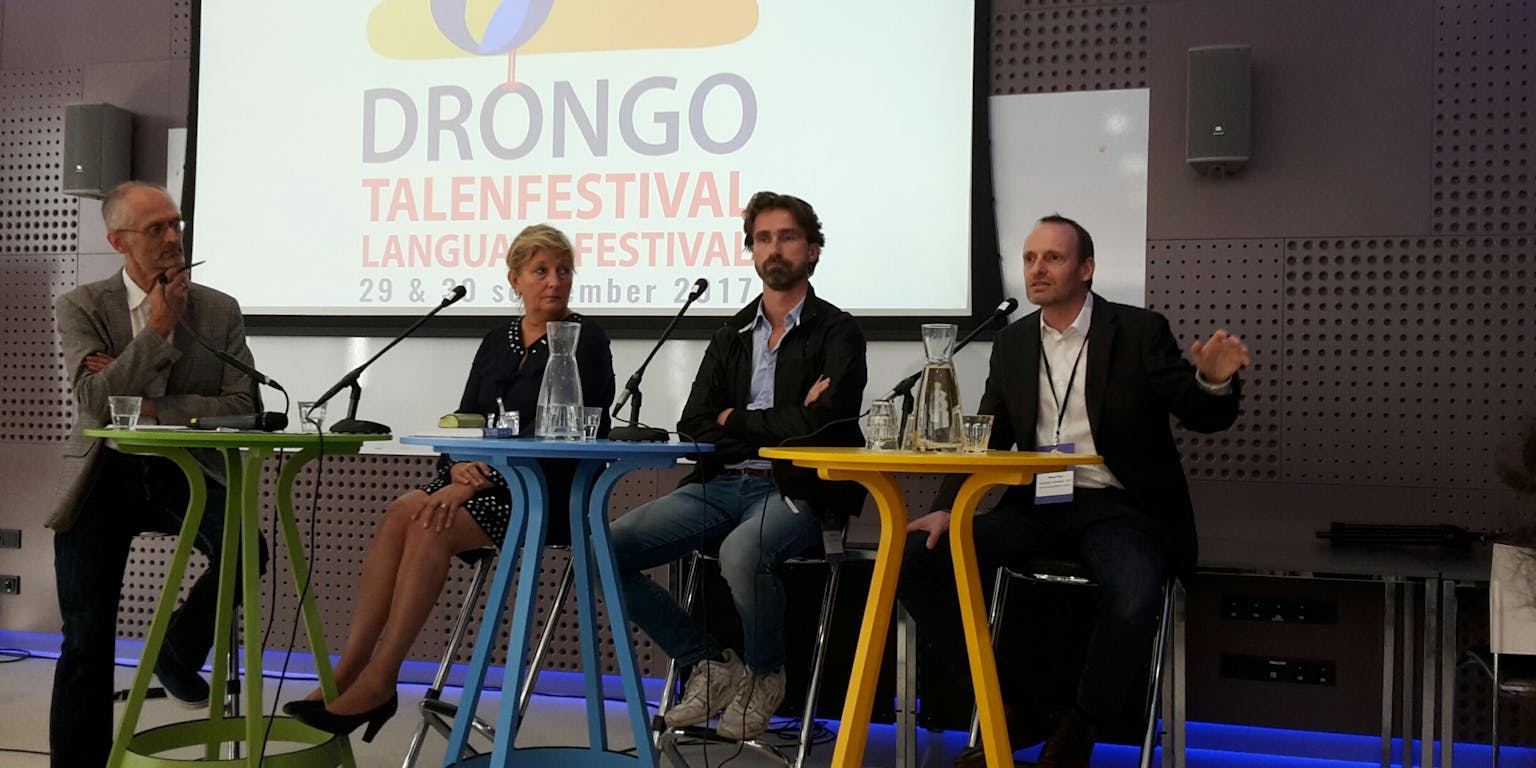 Herbert Blankesteijn (discussieleider), Frieda Steurs, Luciën Burm en Daniël Prou naast elkaar aan tafel. Dit was een panelsessie tijdens het DRONGO talenfestival 2017