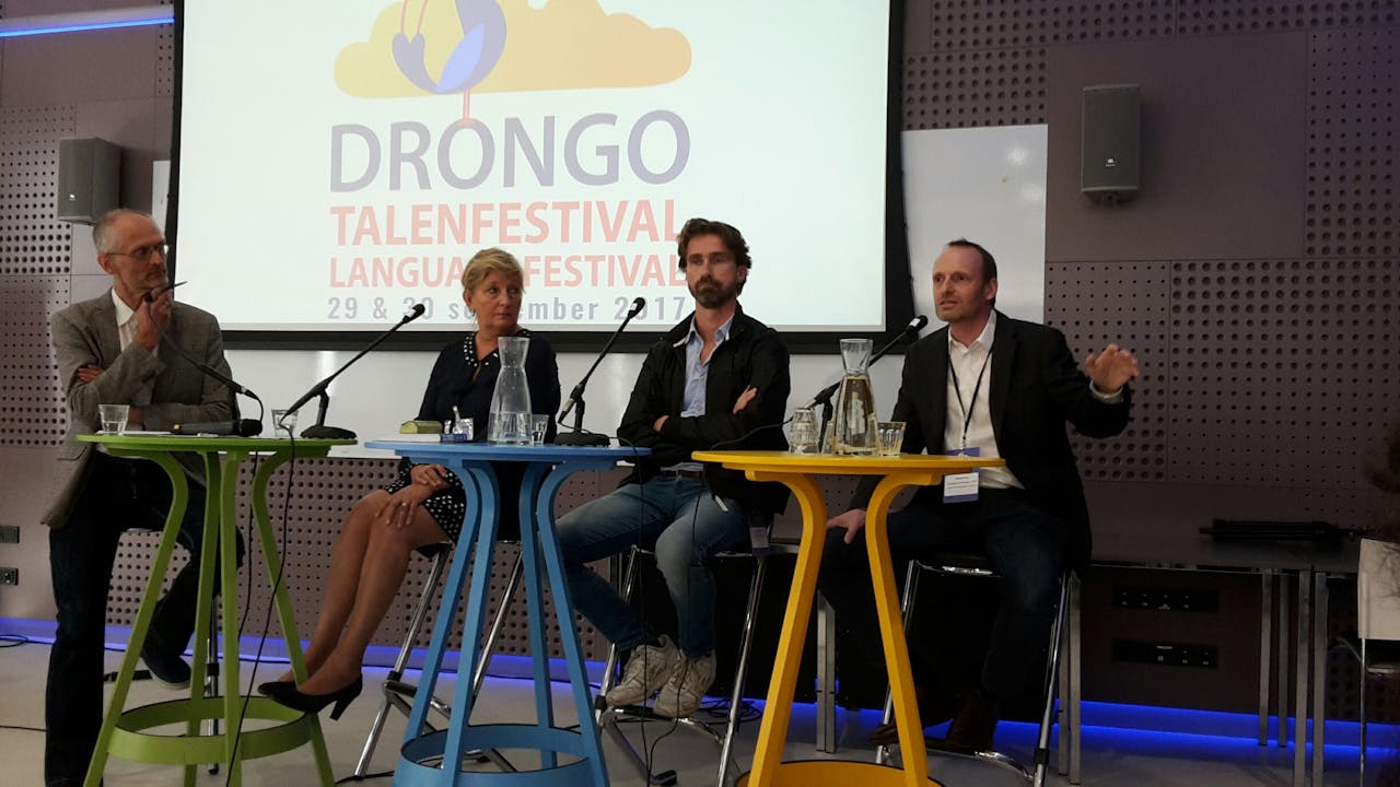 Herbert Blankesteijn (discussieleider), Frieda Steurs, Luciën Burm en Daniël Prou naast elkaar aan tafel. Dit was een panelsessie tijdens het DRONGO talenfestival 2017