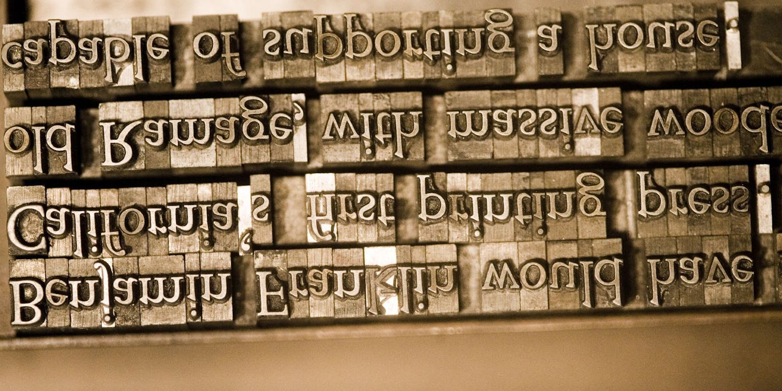 Een foto van een drukpers.