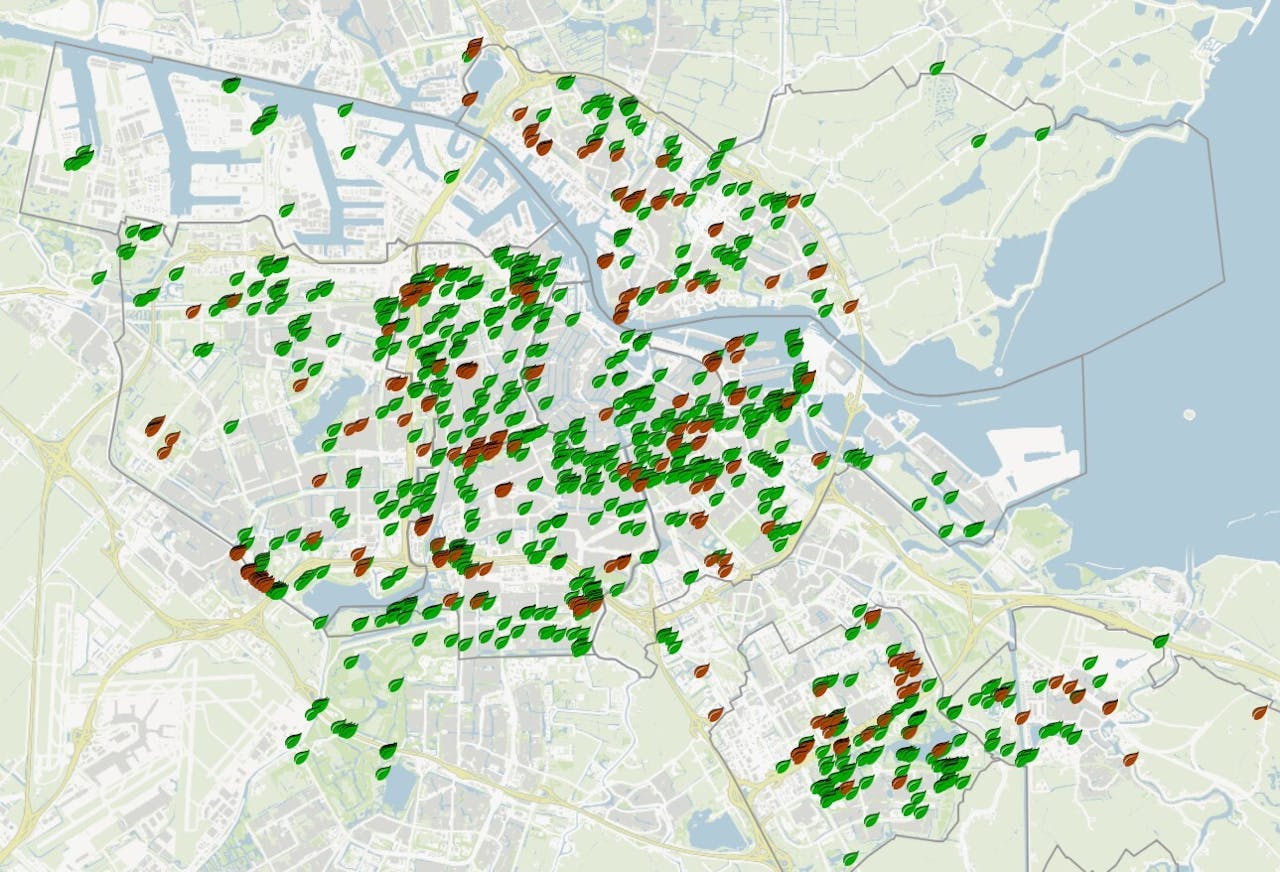 Een plattegrond van de Amsterdam met daarop ingetekend een heleboel groene blaadjes en wat minder rode blaadjes.