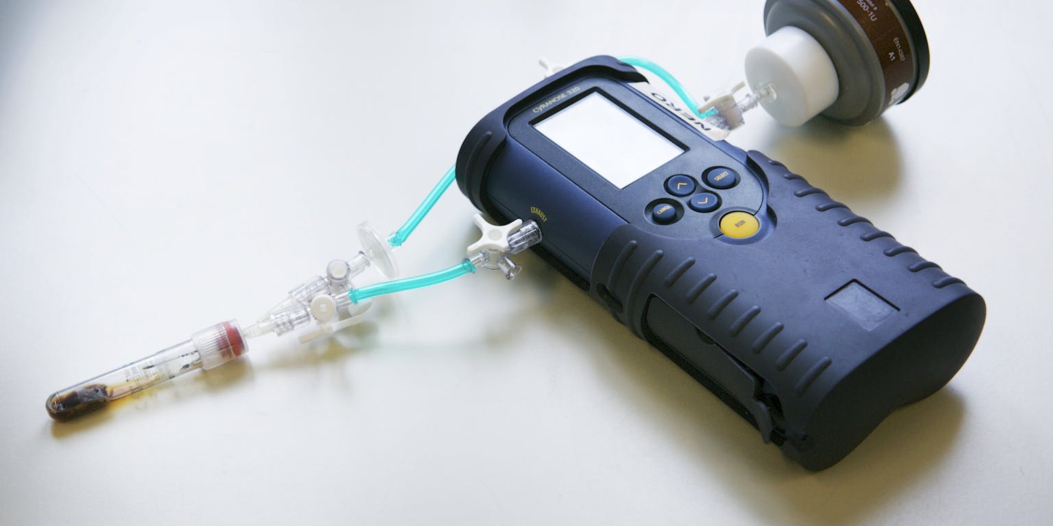 Een elektronische neus. Het is een apparaat om gevaarlijke darmontstekingen bij baby's te signaleren.