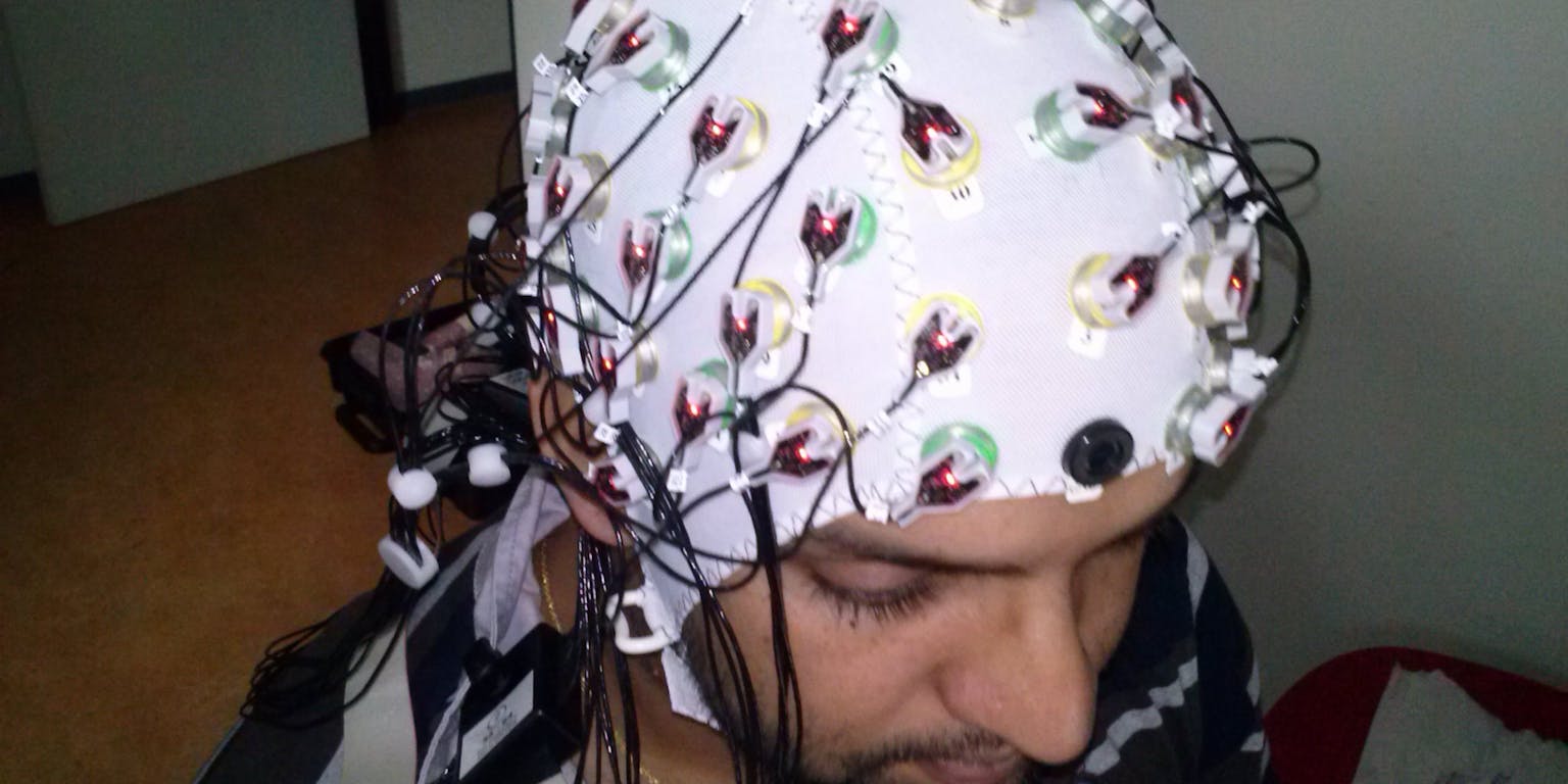 Een persoon die een EEG ondergaat. Deze persoon draagt een hoofdband met elektroden draden.
