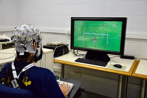 Met AI en EEG is het mogelijk om hersensignalen om te zetten naar digitale signalen, die vervolgens allerlei applicaties aan kunnen sturen. Bijvoorbeeld een computerspel of een toetsenbord. Onderzoeker stuurt met een EEG-muts en zijn hersenen een voetbalspel op de computer aan