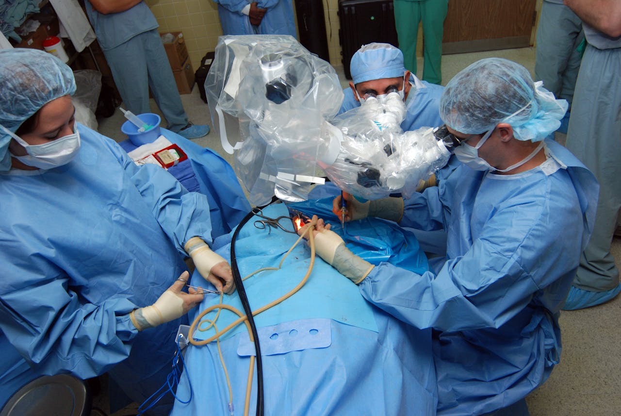 Een groep chirurgen die samen een patiënt opereren.