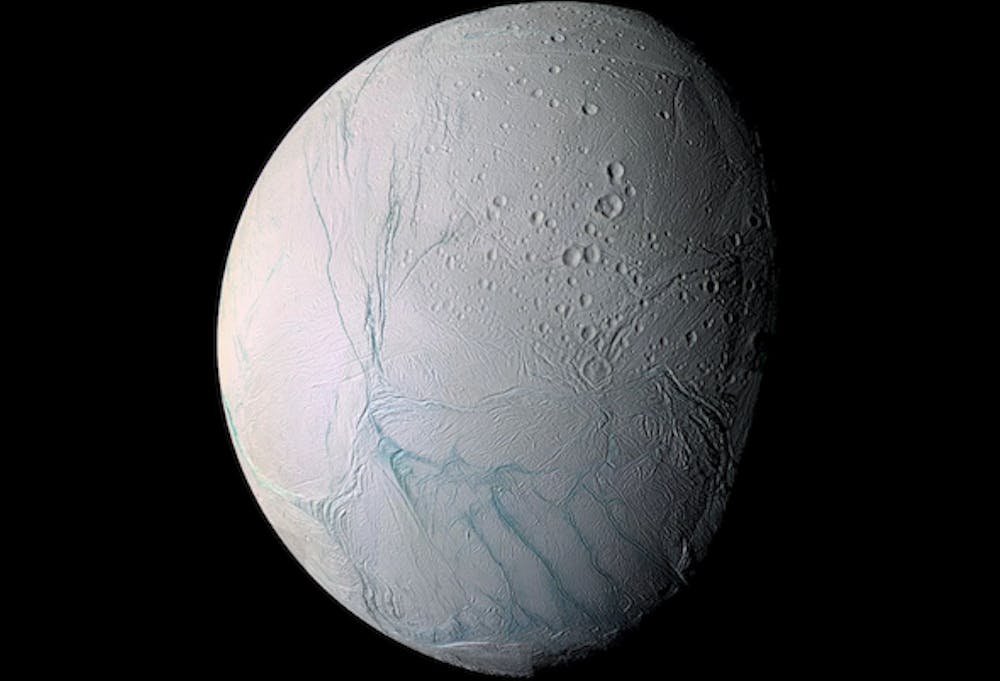 <p>Saturnus mysterieuze maan Enceladus. Opname gemaakt door de Cassini-Huygens-sonde in 2005. Aan de zuidzijde zijn de Tijgerstrepen te zien, het gebied waar zich uiterst actieve geisers bevinden. </p>