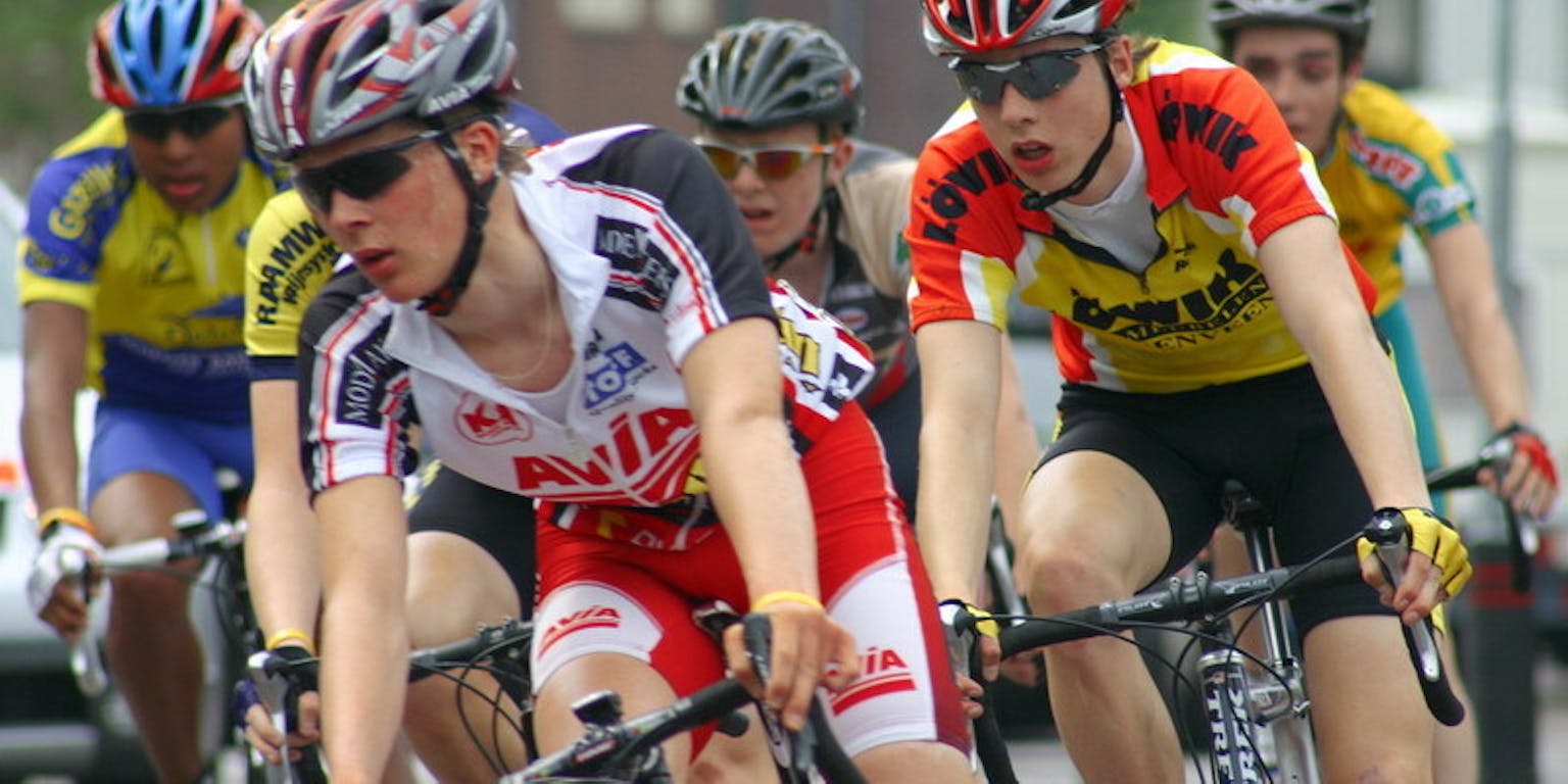 Een groep wegwielrenners tijdens wedstrijd in Eersel.