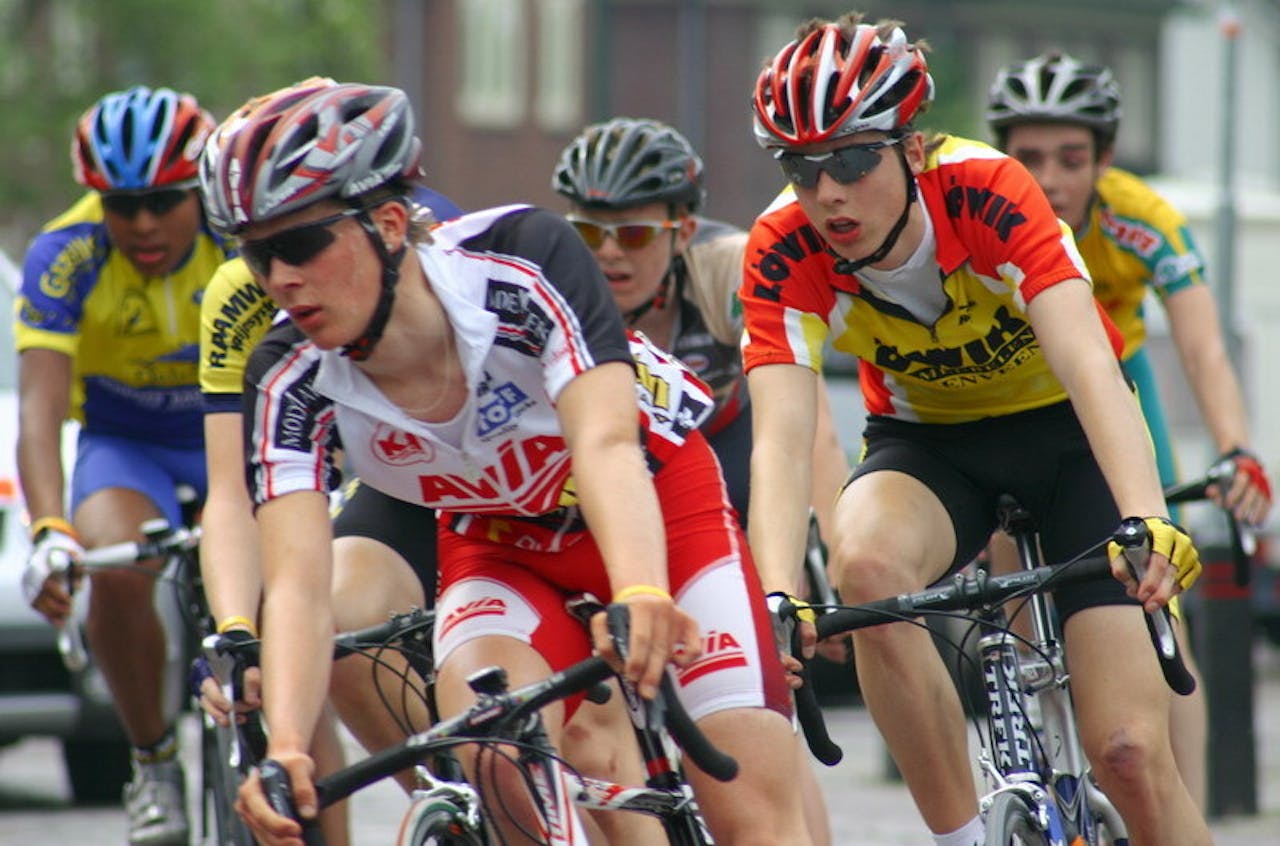 Een groep wegwielrenners tijdens wedstrijd in Eersel.