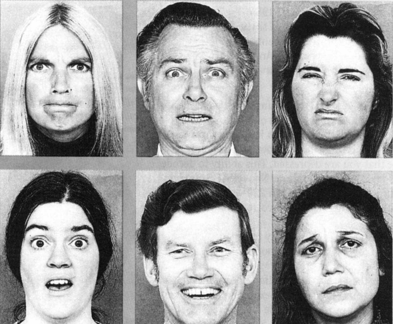 Een zwart-wit foto van een groep mensen met verschillende gezichtsuitdrukkingen.