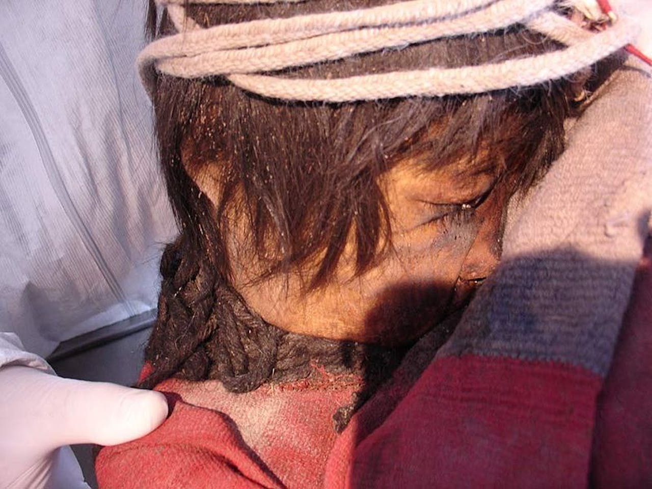 Een van de 'kinderen van Llullaillaco' - drie Inca kindmummies gevonden in de gelijknamige regio. De haren, kleren en huid van het kind zijn perfect bewaard gebleven.