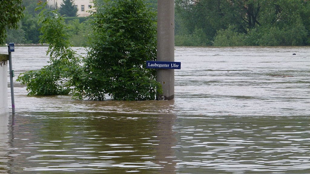 Een foto van de overstroming van de Elbe in Dresden.