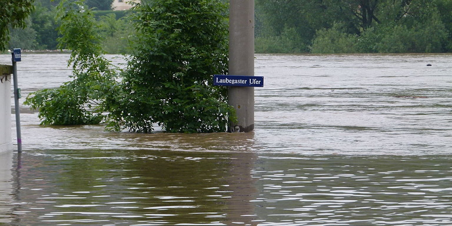 Een foto van de overstroming van de Elbe in Dresden.