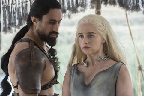 Overal ter wereld - ook in Nederland - zijn meisjes vernoemd naar Khaleesi, ‘vrouw van de leider’ in het Dothraki. Actrice Emilia Clarke (Daenerys Targaryen) spreekt in Game of Thrones High Valyrian. Screenshot uit Game of Thrones van een blonde vrouw met man met lange donkere haren