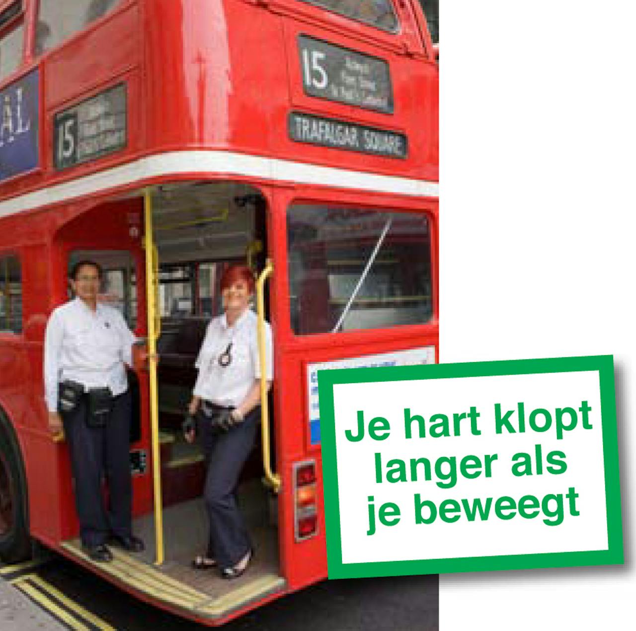 Twee mensen staan naast een rode Engelse dubbeldekkerbus. Daarnaast is een groen kader afgebeeld met de tekst: je hart klopt langer als je beweegt.