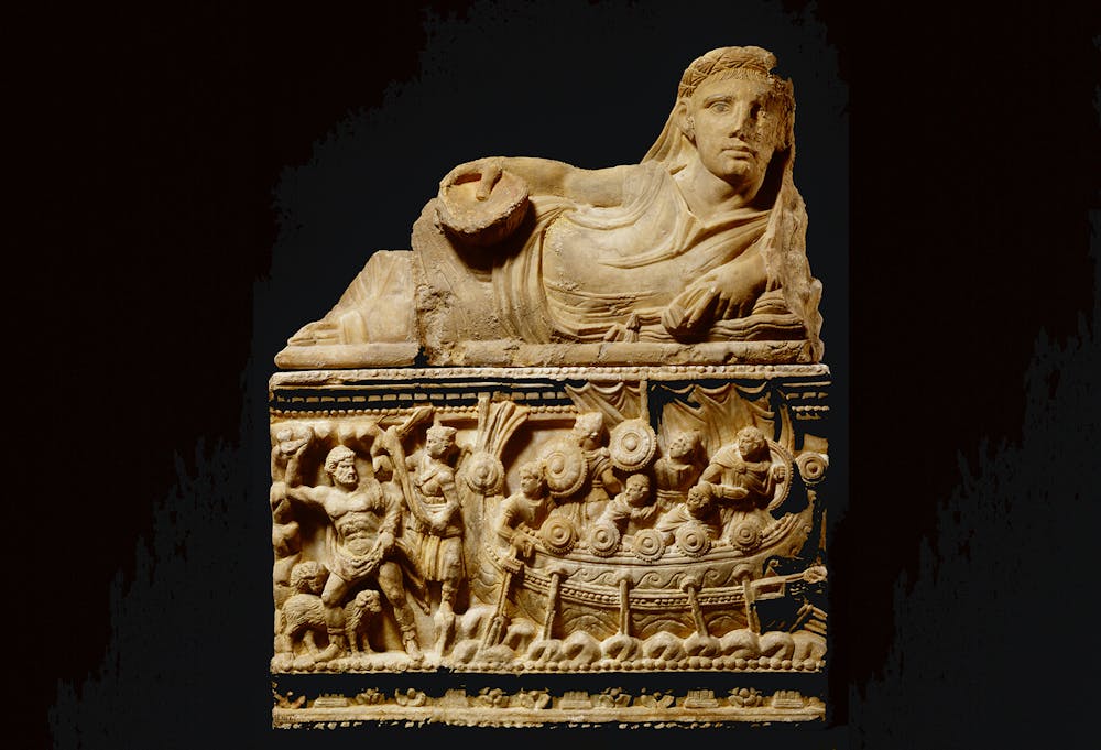 <p>Albast, Etruskisch, 200-50 v.Chr., gevonden in Volterra (Italië), 92,5 × 77 × 26 cm. De Etrusken hadden een grote bewondering voor de kunst, cultuur en mythologie van de Grieken. Dat is ook te zien op deze askist. Het reliëf op de voorzijde laat een scène uit de Odyssee zien: links ontsnapt Odysseus uit de grot van de éénogige en mensenetende Polyphemos, rechts vlucht hij met zijn mannen in een boot. Opvallend is dat de Etruskische godin Vanth hen bijstaat.</p>