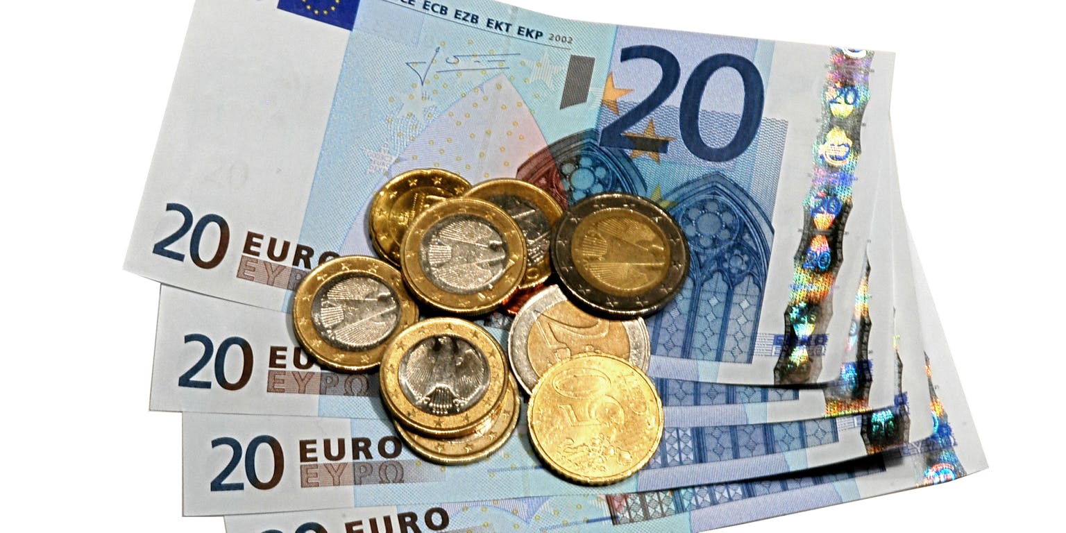 Eurobankbiljetten en -munten op een witte achtergrond.