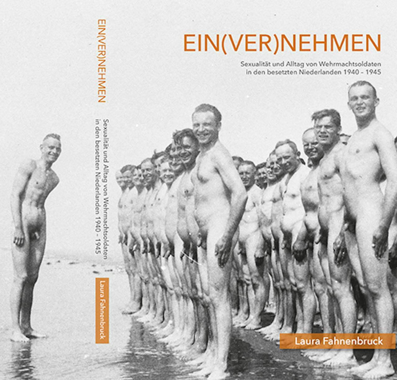 Omslag van het proefschriftEin(ver)nehmen van Laura Fahnenbruck. Er staan naakte mannen op het strand.