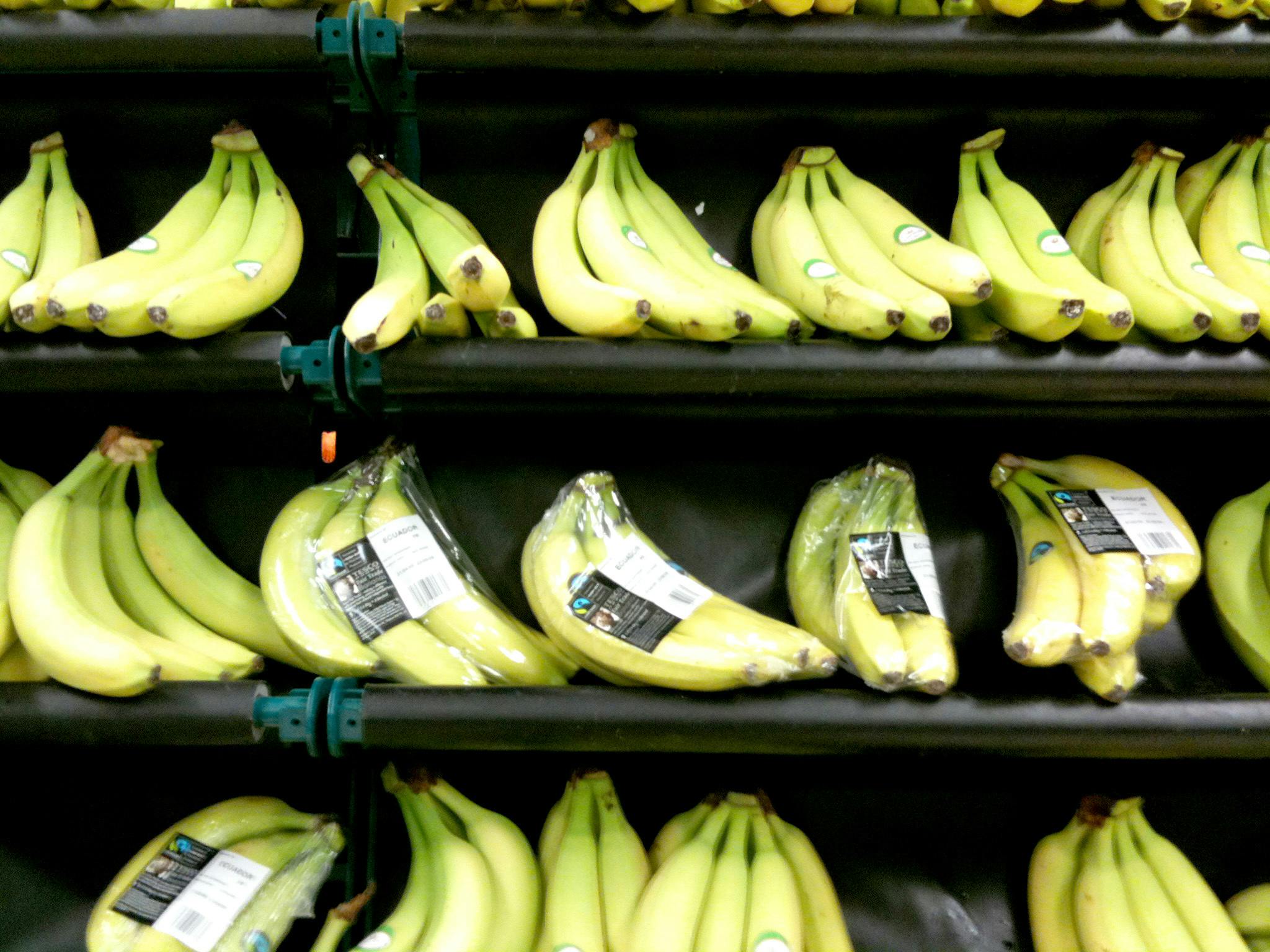 Een schap met bananen.