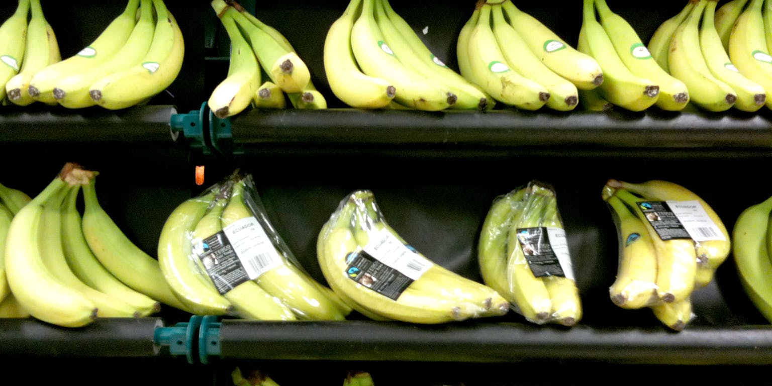 Een schap met bananen.