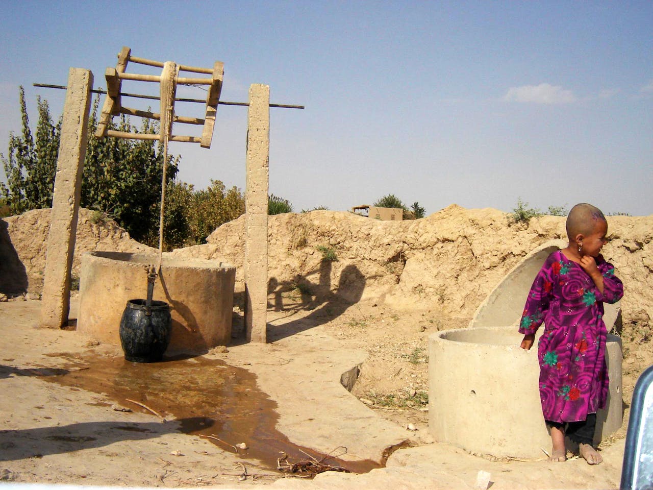 Dankzij een waterput hebben mensen in Afghanistan toegang tot schoon (drink)water.