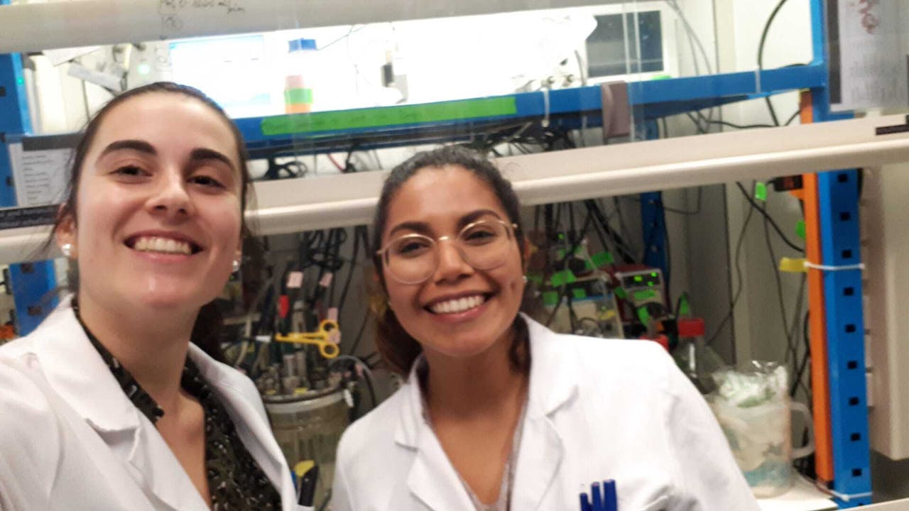 Ik samen met Claudia in het lab.