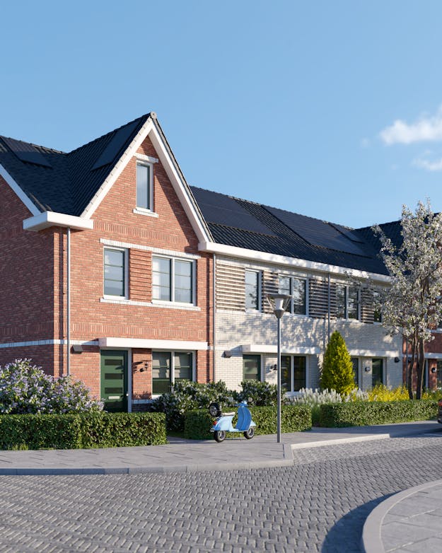 Straat met modulair gebouwde woningen van drie verdiepingen met een puntdak.