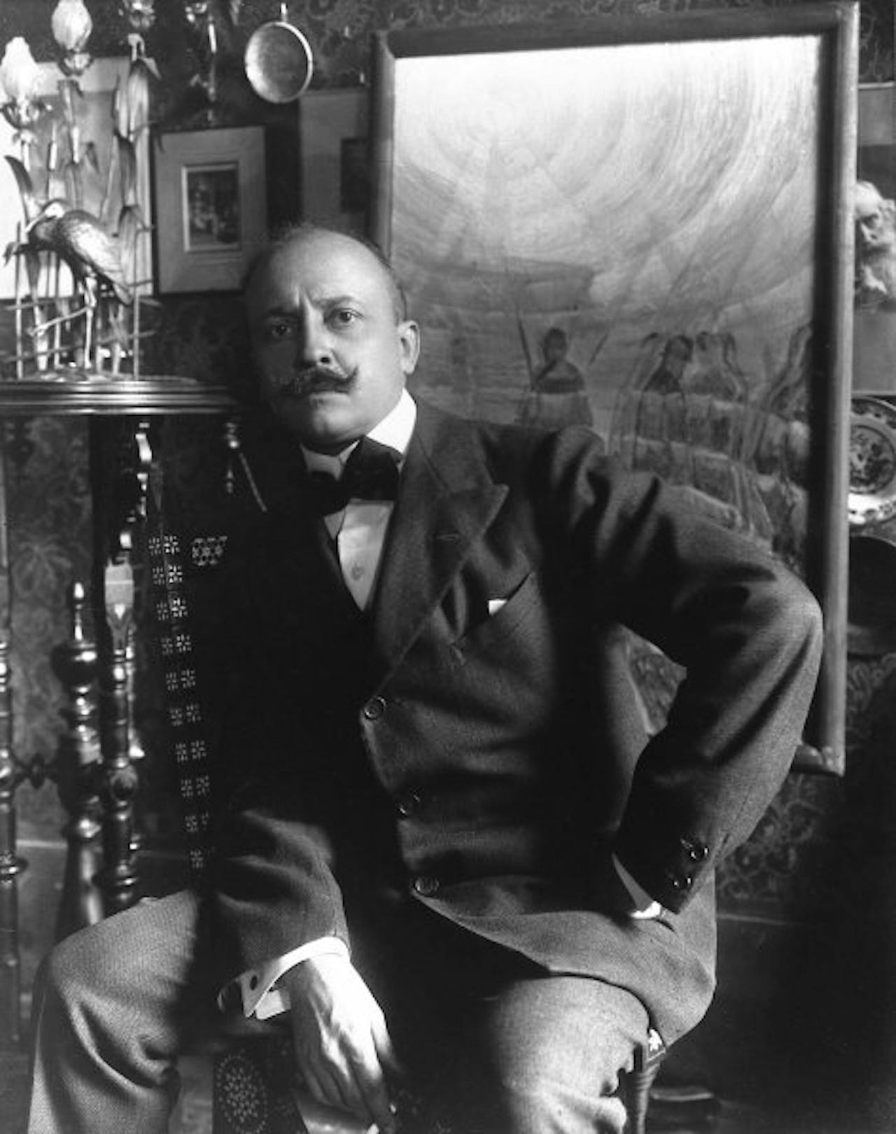 Marinetti, de man die musea wilde vernietigen. Filippo Tommaso Marinetti portret in zwart wit