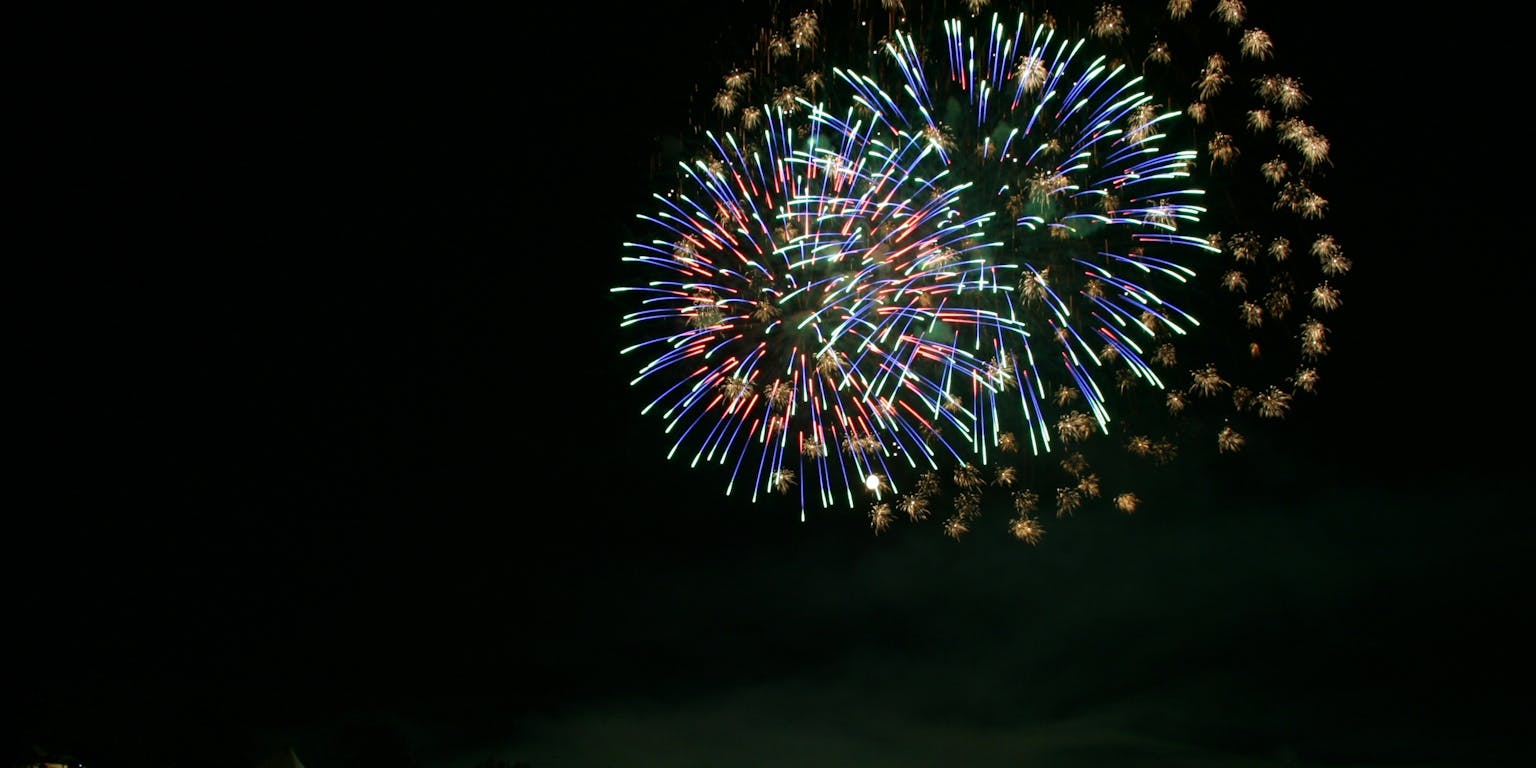 Een kleurrijk vuurwerk in de lucht.