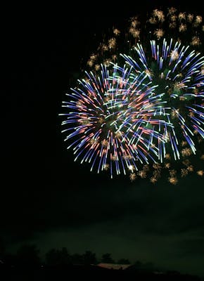 Een kleurrijk vuurwerk in de lucht.