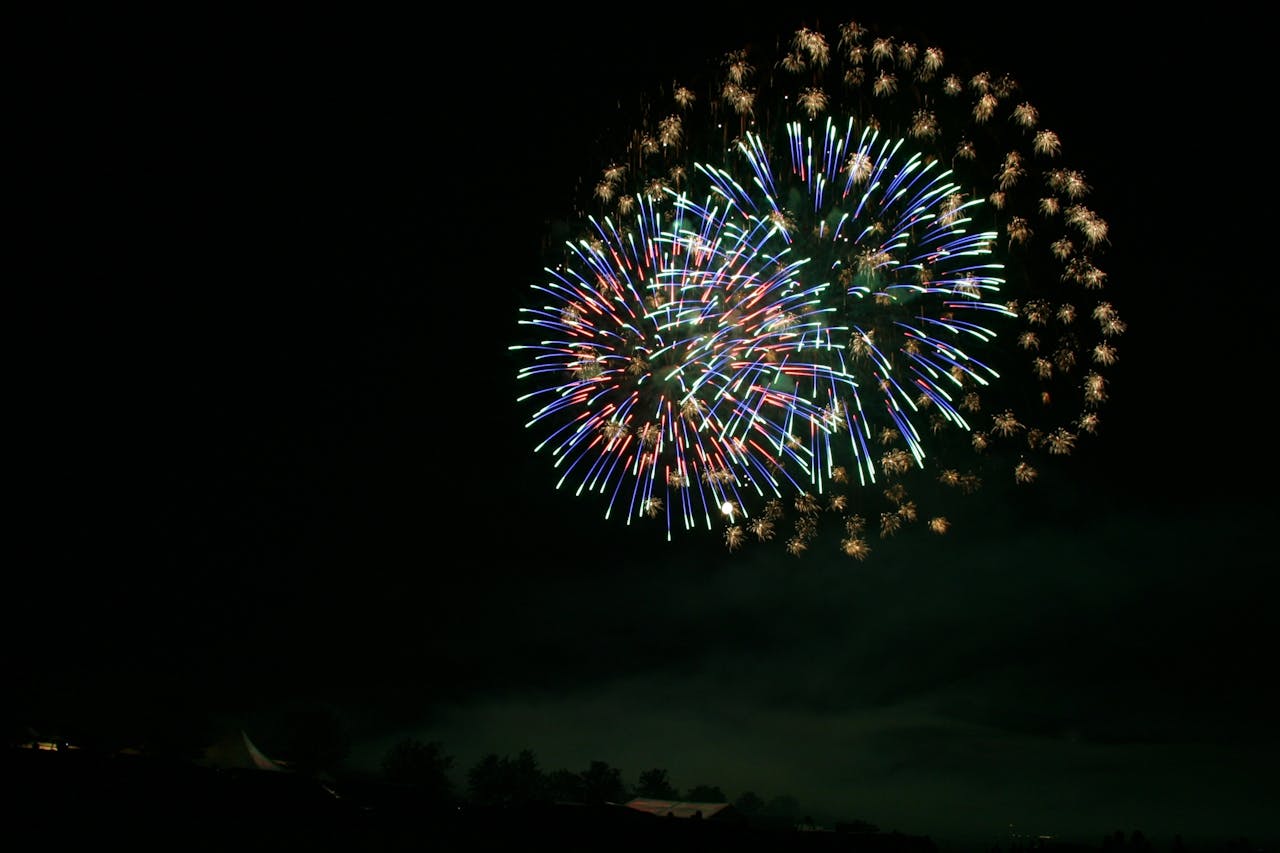 Een kleurrijk vuurwerk in de lucht.