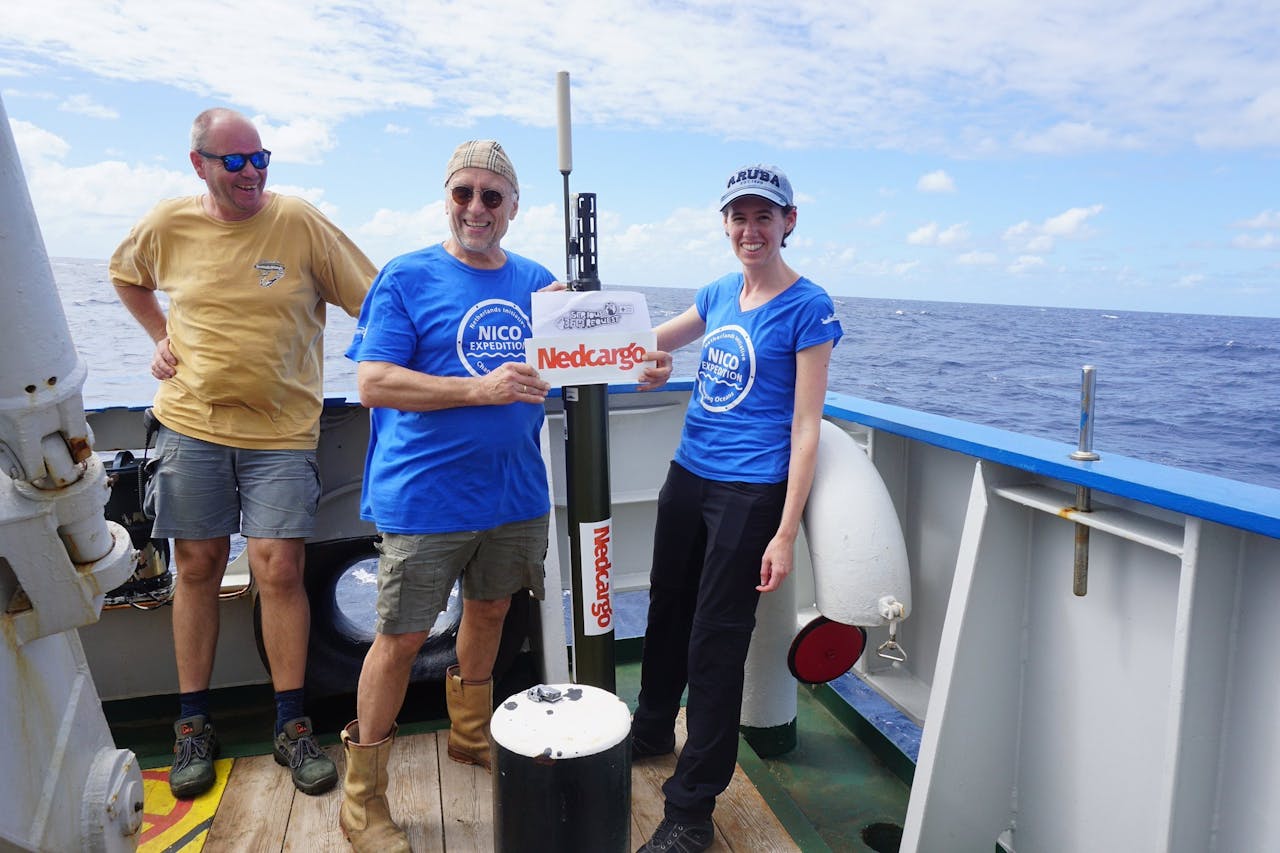 Cor Stevens (bootsman), Sander Asjes (elektrotechnicus) en Femke de Jong (fysische oceanograaf) van het NIOZ. De float die tussen hen in staat, gooien zij in de oceaanwervel. Het apparaat meet vervolgens de temperatuur en dichtheid van het water. Via de satelliet geeft het apparaat de locatie van de wervel door waardoor we weten waar hij naartoe gaat in de Caribische Zee. Zo kunnen we doorgaan met het onderzoek als we zelf weer aan de wal staan.