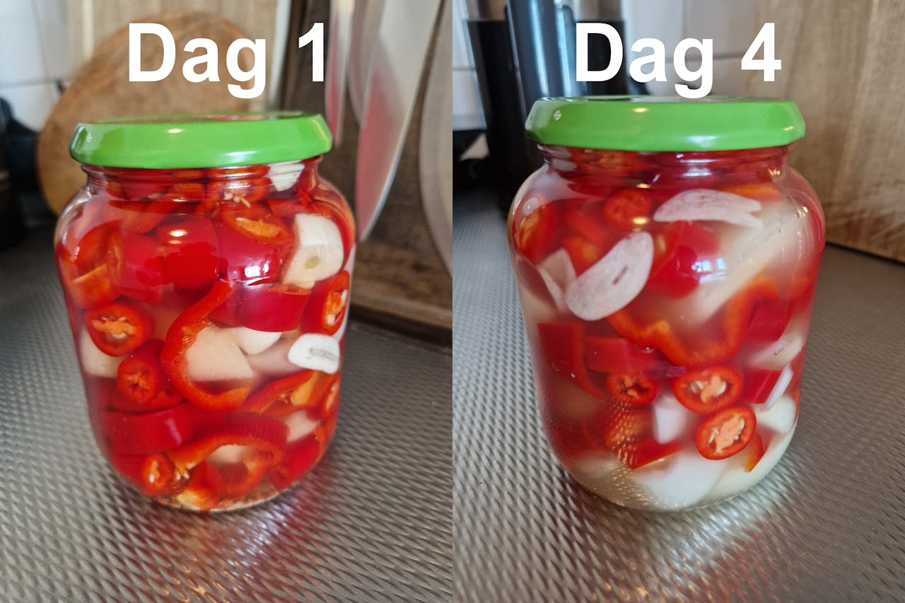 lactofermentatie met verschillende groenten in een glazen pot, linkerfoto is op dag 1, rechterfoto op dag 4, bij dag 4 wordt de vloeistof troebel