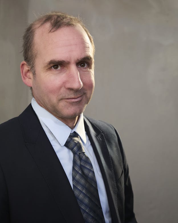 Menno Hurenkamp, hoogleraar Democratie als mensenwerk Portretfoto van Menno Hurenkamp in pak