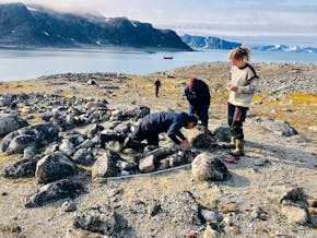 Studenten van het Groninger Instituut voor Archeologie aan het werk op het Noorse eiland Ytre Norskøya bij Spitsbergen. Ze onderzoeken er de oude graven van walvisvaarders.