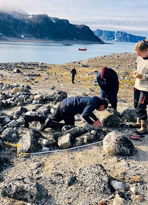 Studenten van het Groninger Instituut voor Archeologie aan het werk op het Noorse eiland Ytre Norskøya bij Spitsbergen. Ze onderzoeken er de oude graven van walvisvaarders.