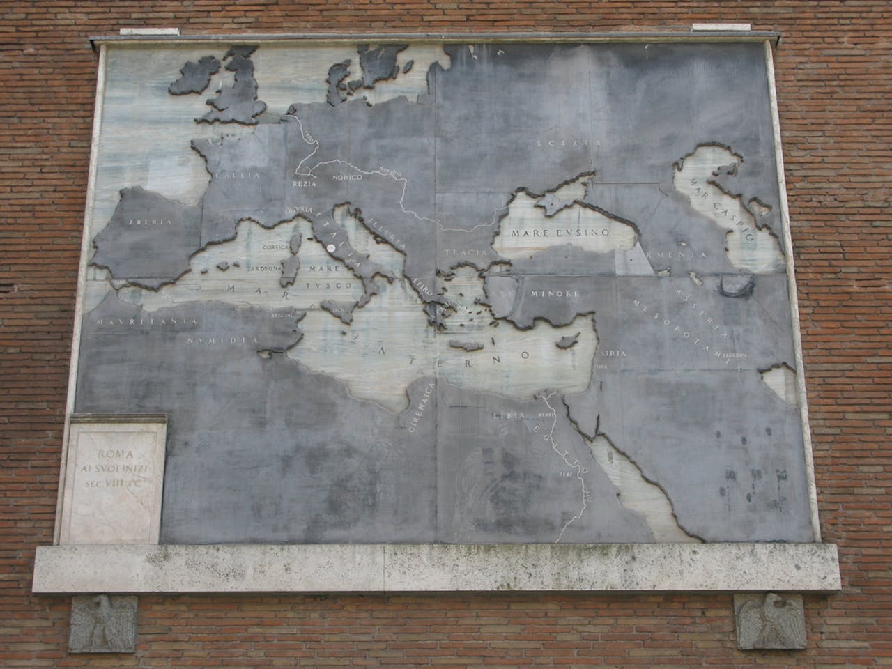 Kaart 1. Inscriptie: ROMA AI SUOI INIZI SEC. VIII A.C., 1934, Via dei Fori Imperiali, Rome.