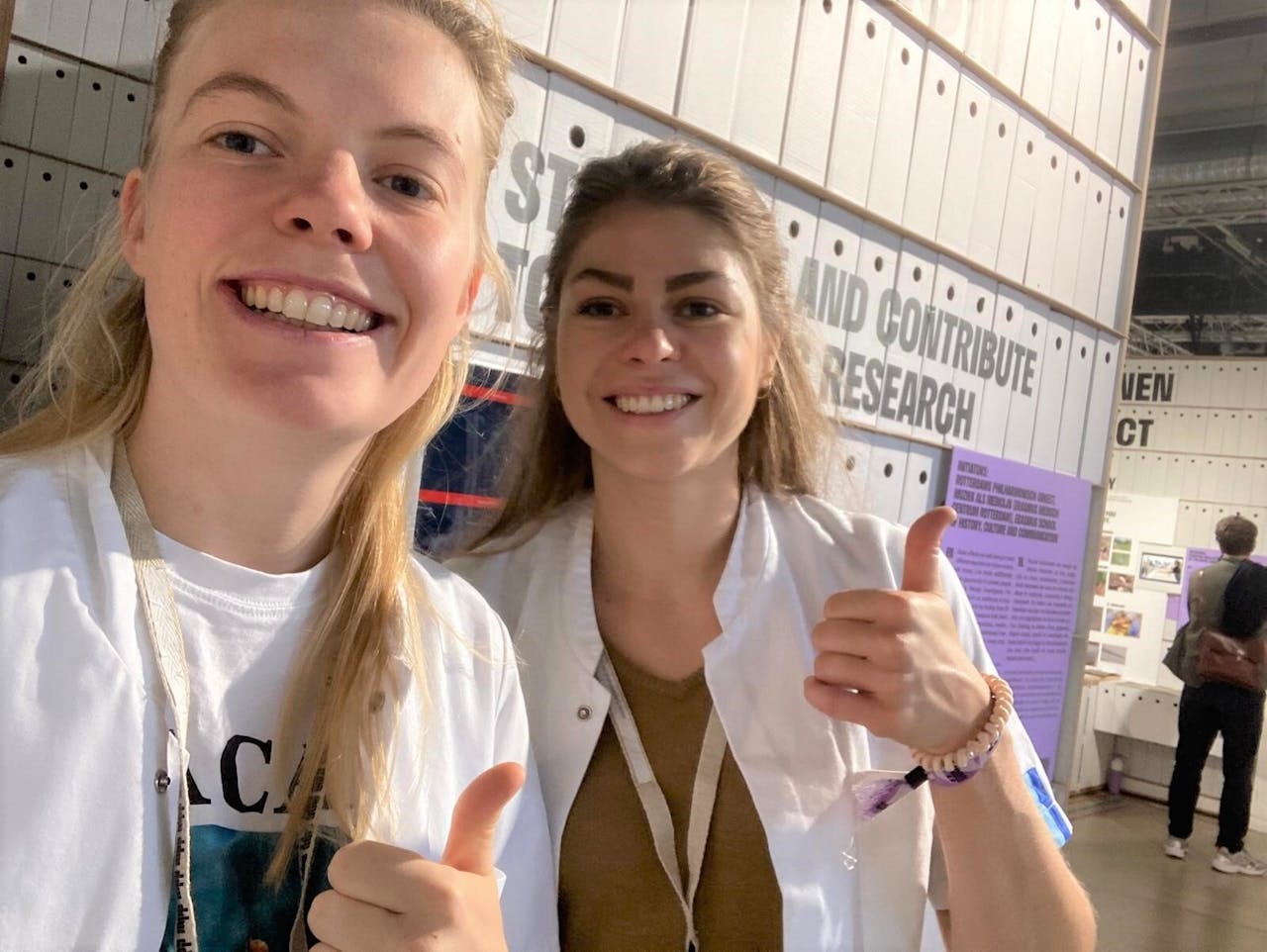 Wij doen een duo-PhD. Antonia Becker en Emy van der Valk Bouman steken allebei een duim op en lachen