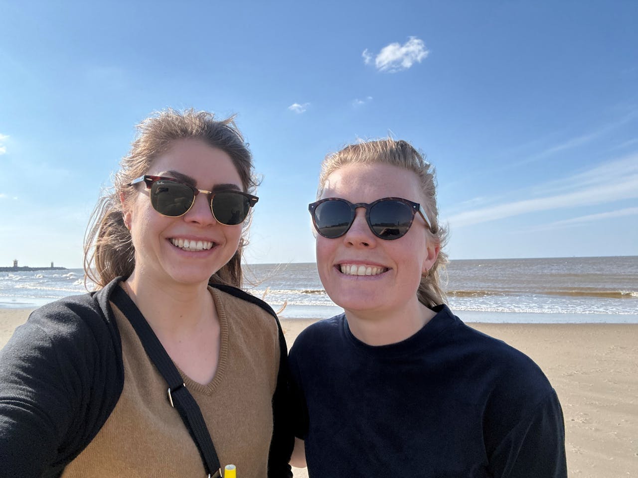 Emy van der Valk Bouman en Antonia Becker aan de kust