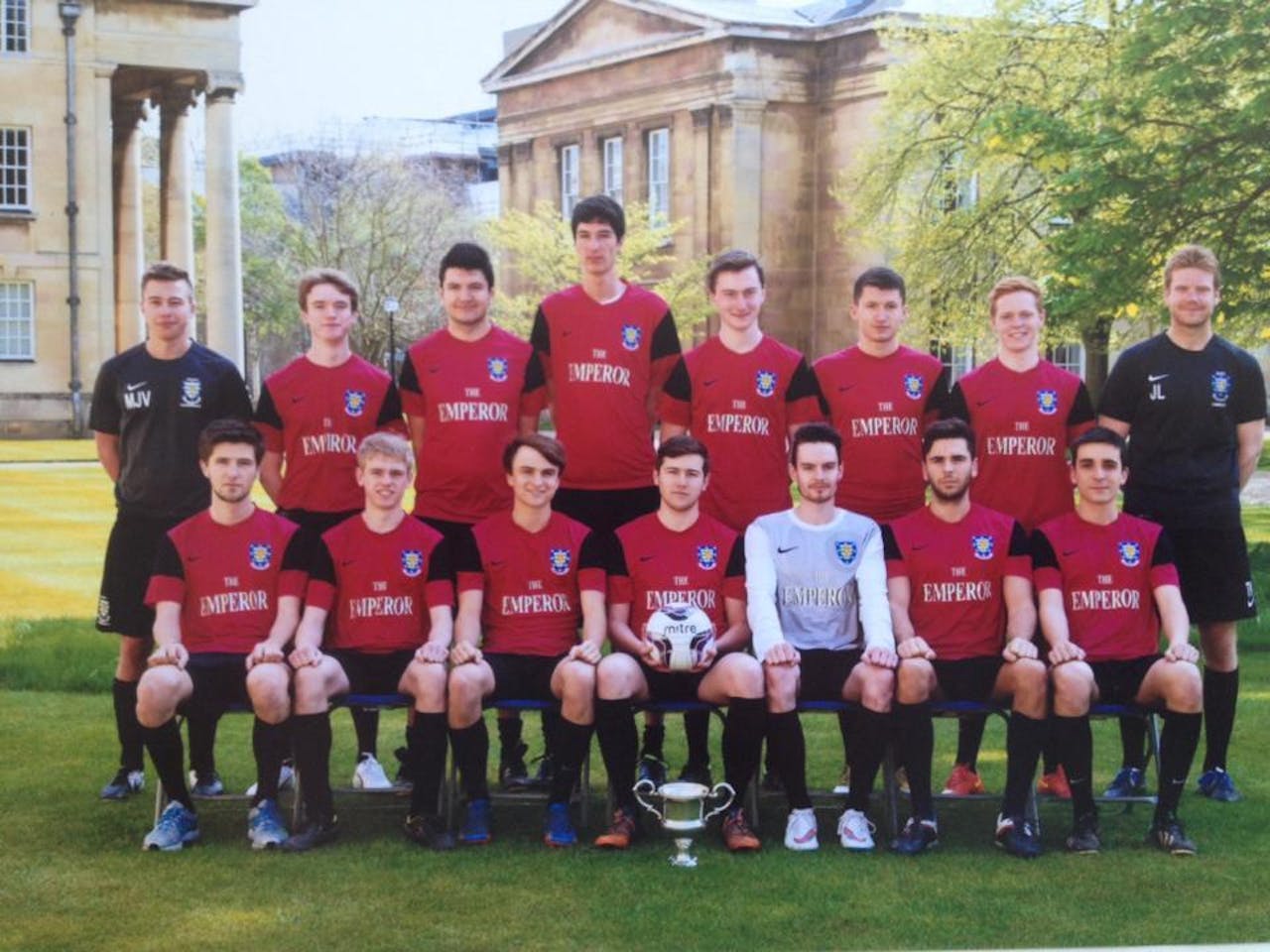 Een voetbalteam in Cambridge poseert voor een foto.