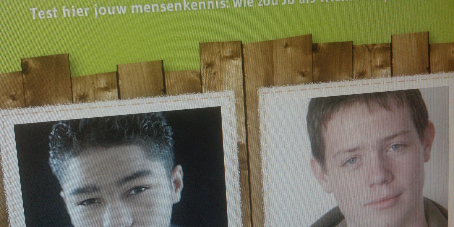 Poster met een foto van twee jongens. Er staat een tekst bij die je uitdaagt om je mensenkennis te testen.