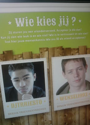 Poster met een foto van twee jongens. Er staat een tekst bij die je uitdaagt om je mensenkennis te testen.
