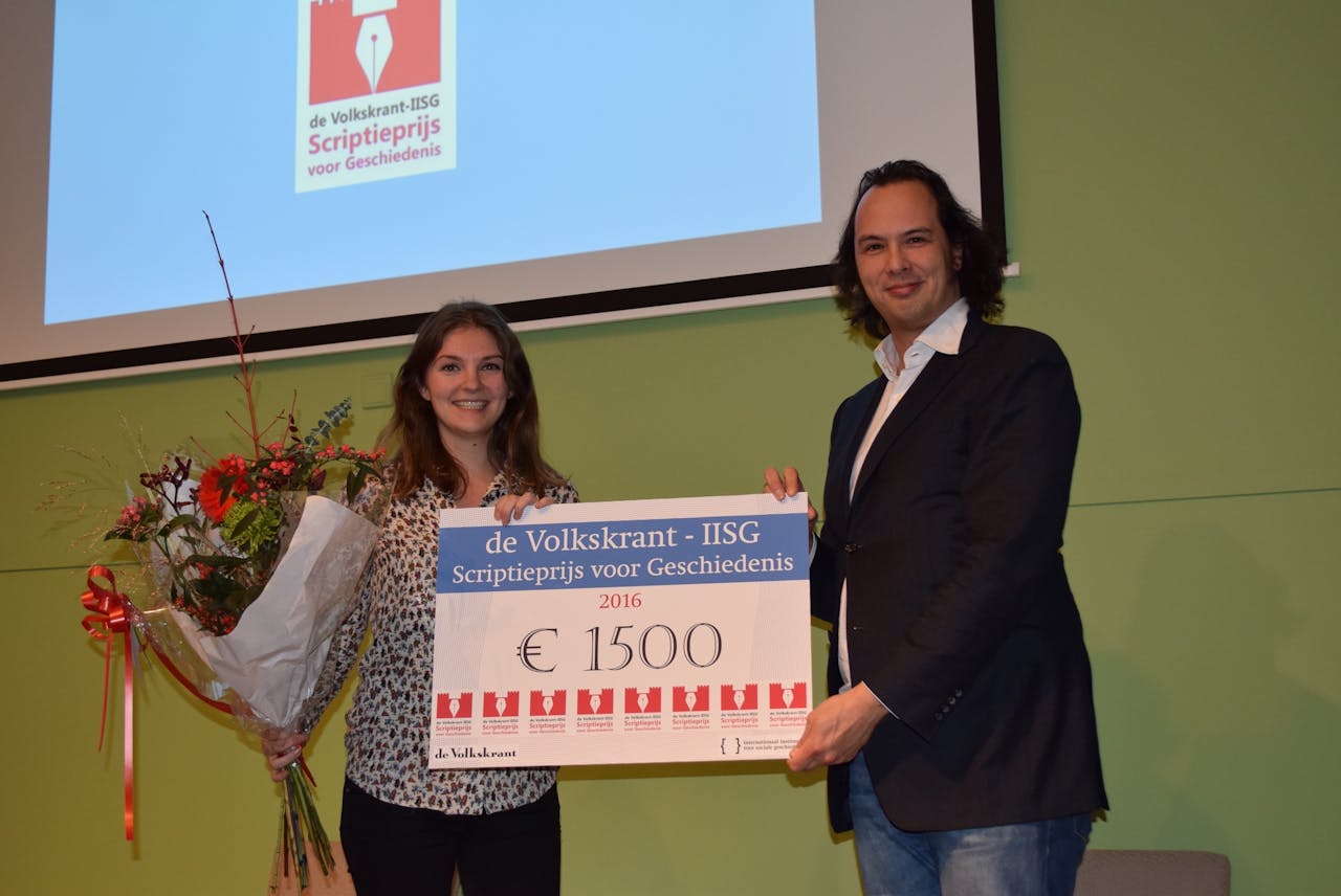 Winnaar Marlisa den Hartog met juryvoorzitter Jouke Turpijn tijdens de prijsuitreiking van de Volkskrant-IISG scriptieprijs 2016