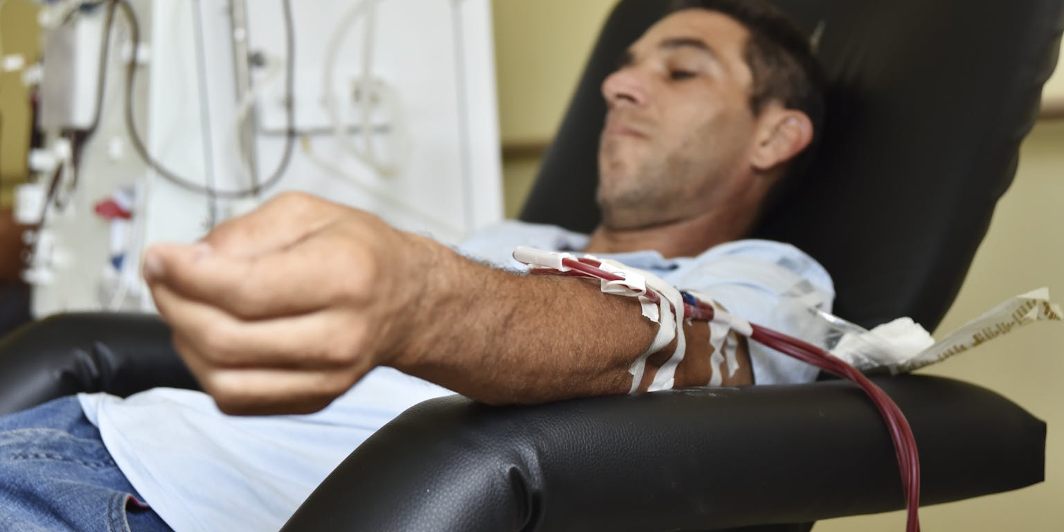 Een patiënt die is aangesloten op een nierdialyse-apparaat.
