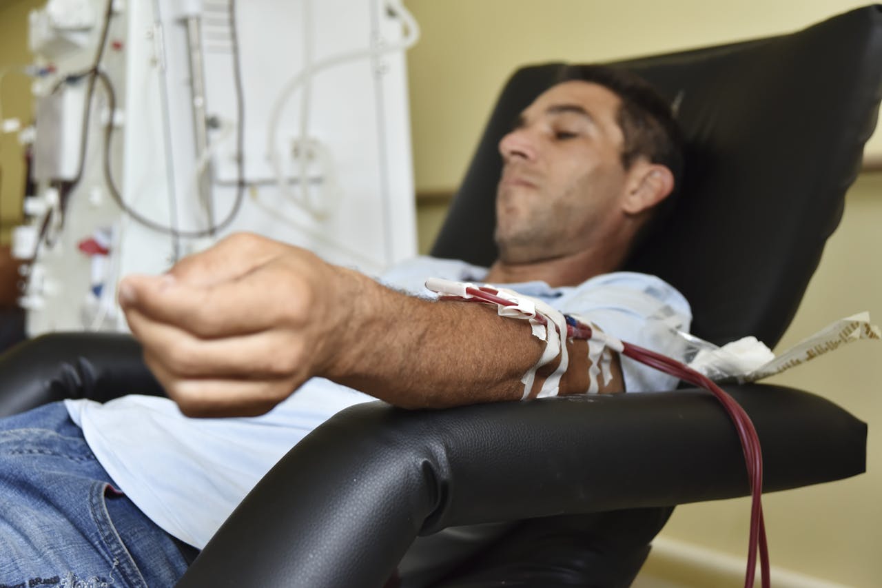 Een patiënt die is aangesloten op een nierdialyse-apparaat.