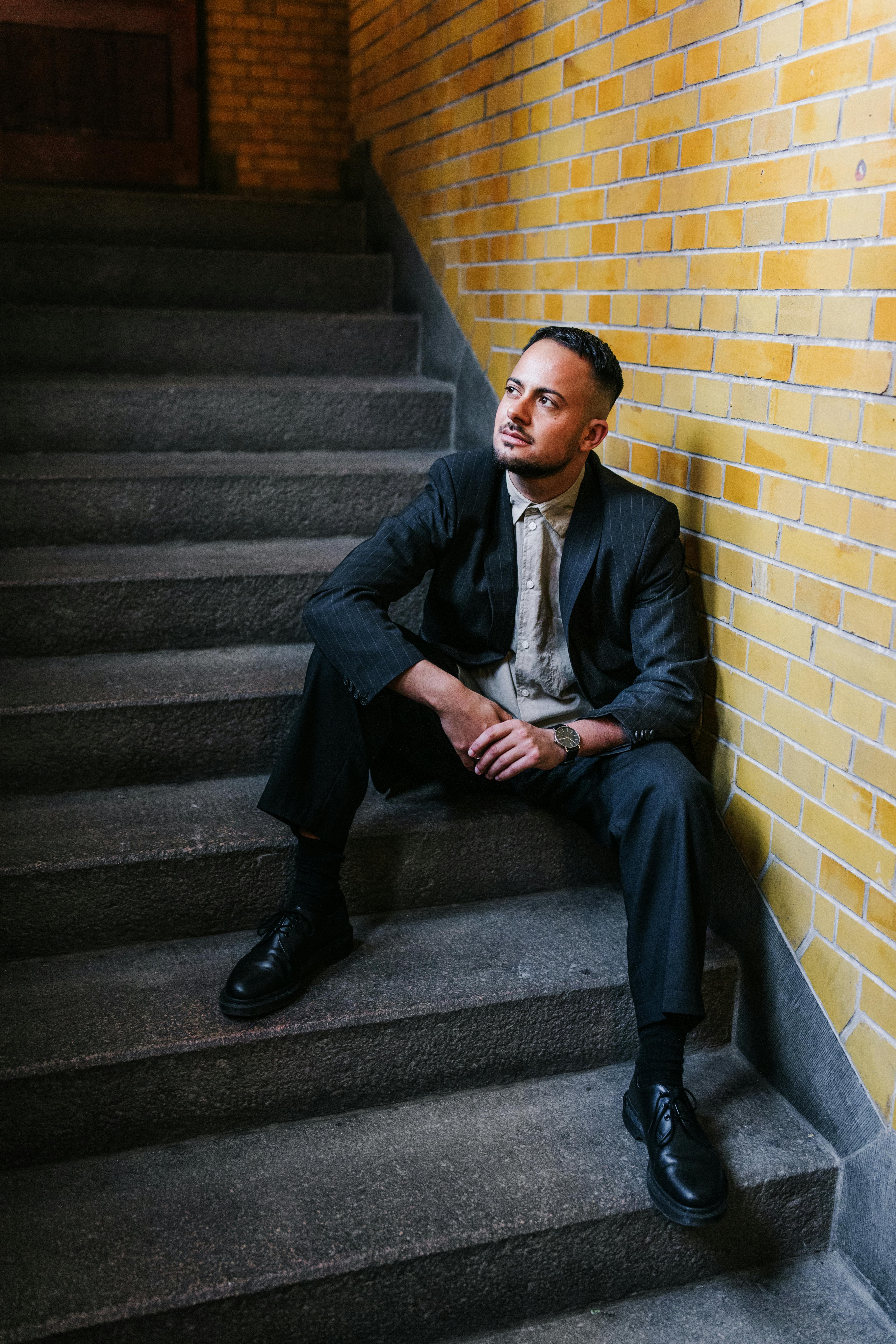 Een man die een pak draagt.