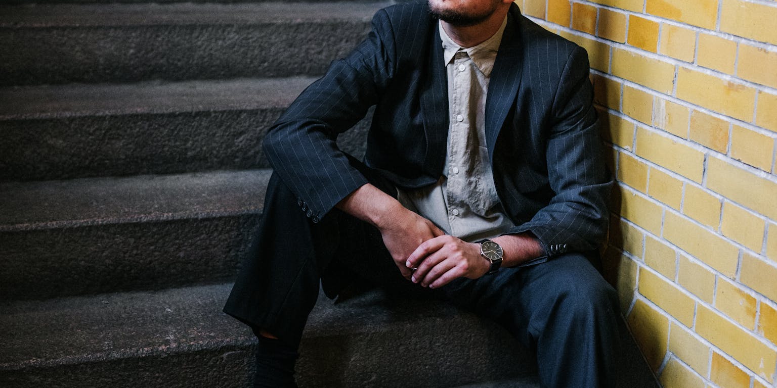 Een man die een pak draagt.