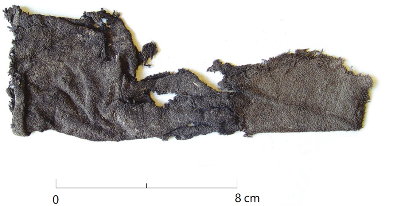 Restant van een mouw, circa 875-1000, gevonden in Middelburg