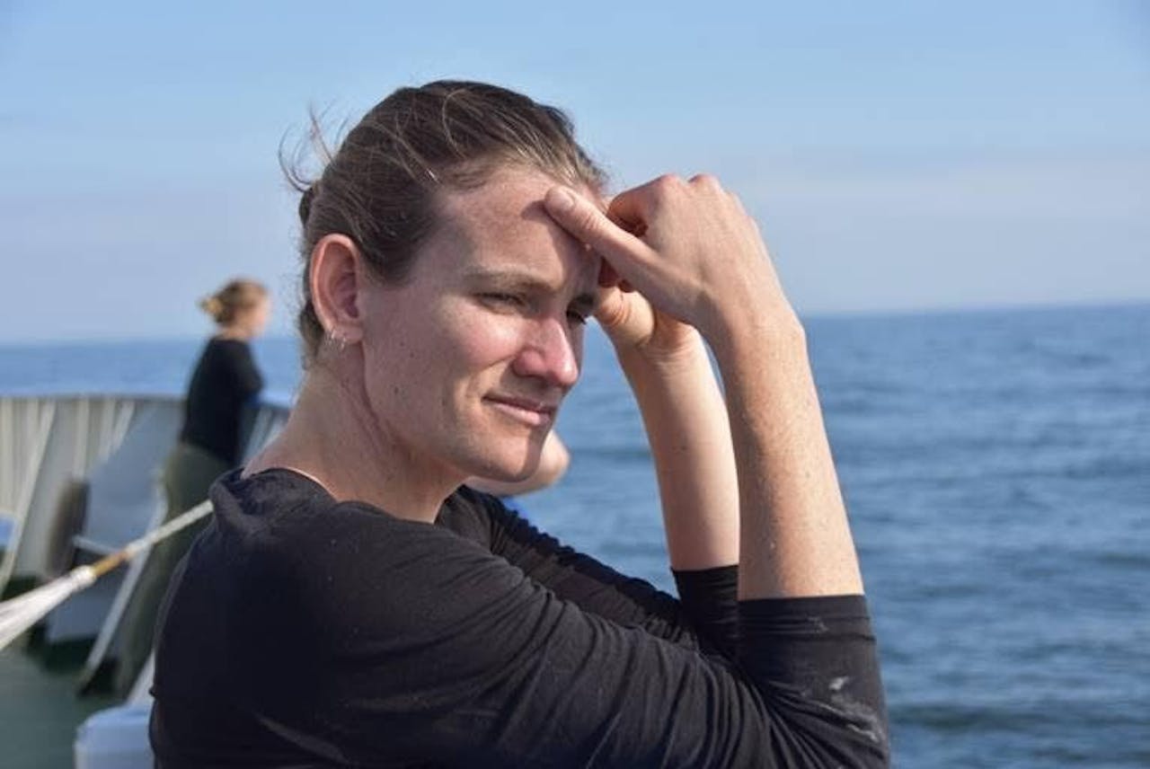 Francien Peterse aan boord van onderzoeksschip De Pelagia