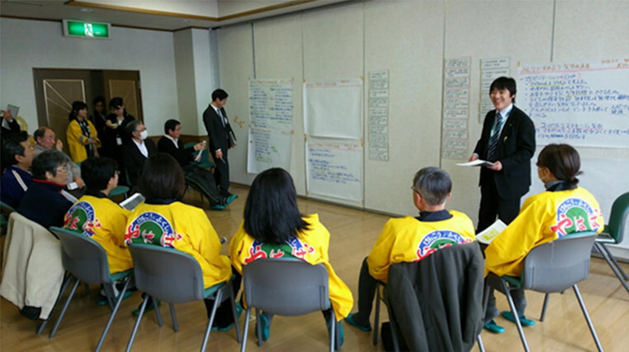 vernieuwing van steden in Kyoto en Matsumoto in Japan, waarbij de helft van de deelnemers gele kimono's draagt