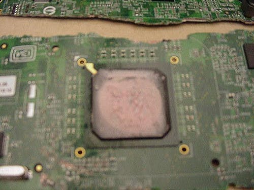 Een moederbord met een chip erop.