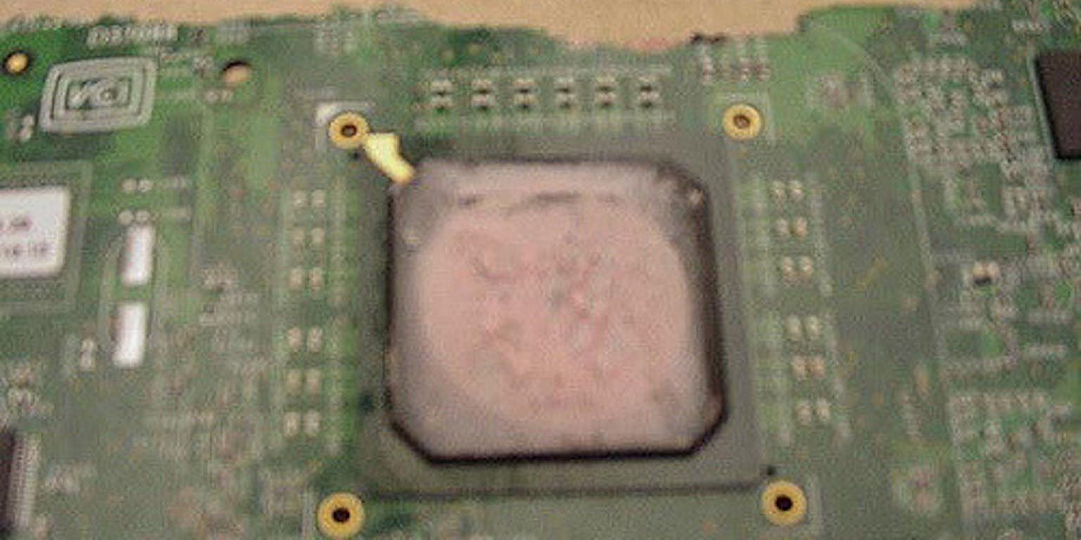 Een moederbord met een chip erop.